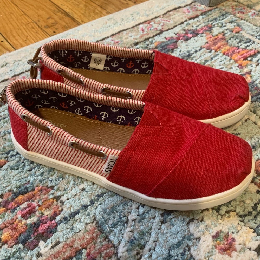 LIKE NEW Kid’s Toms